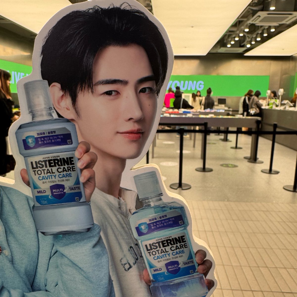 tomatbanana's tweet image. 💙💚
#Sunghoon #Jake 
#Enhypen #Listerine #oliveyounghongdaetown
#backstagepopup