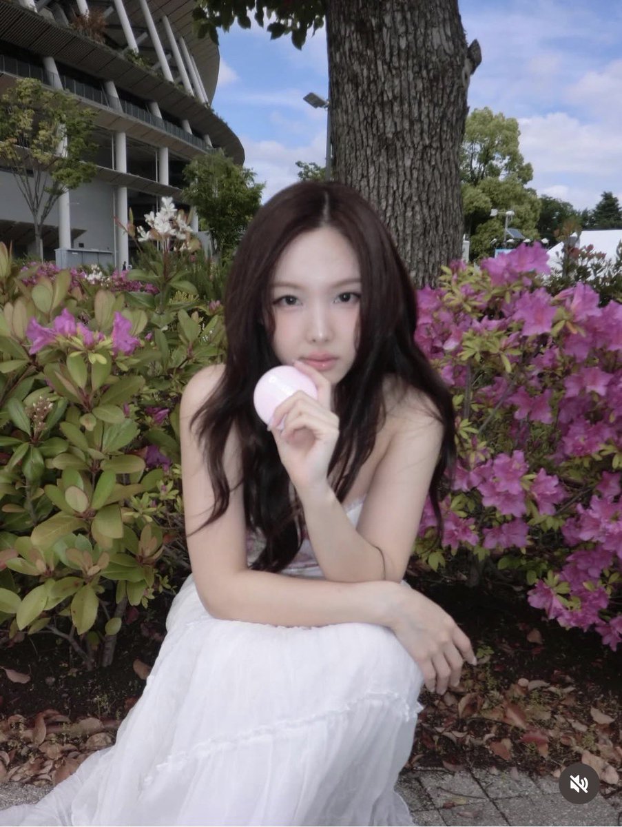 __foreveronce__'s tweet photo. ナヨンちゃん！！！？？？まってここ国立やん！！！！！いつ外に出て撮ってたの！！！？？？！！！？ https://t.co/zEBkQmoBtZ