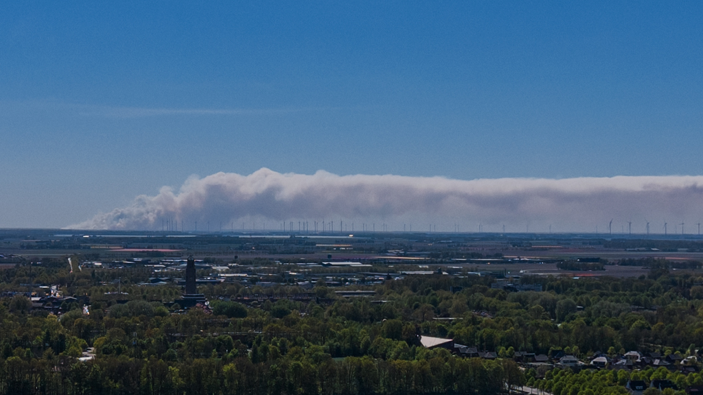 weermanrobert's tweet photo. GROTE NATUURBRAND in #Epe op een #oefenterrein bij 't Harde. Zelfs vanuit #Emmeloord is dit te zien met het heldere weer. @HartvNL @OmroepFlevoland @OmroepGLD @rtvoost @NOS @RTLnieuws @NUnl #brand #grip2 #hardewind https://t.co/b42p4DOpff