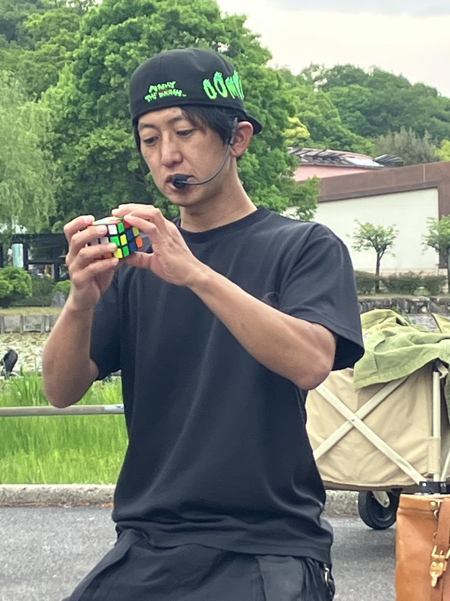 ２０２６／４／２９
東山動物園　大道芸③

パフォーマーＣＨＩＫＩさん　ルービックキューブ編

後ろ向きで揃えたり、全ての面を入れ物の箱と同じ色配置に揃えるというマニアックな技まで見事でした‼️

#東山動物園　#千種区　#大道芸　#パフォーマーＣＨＩＫＩ　#ルービックキューブ