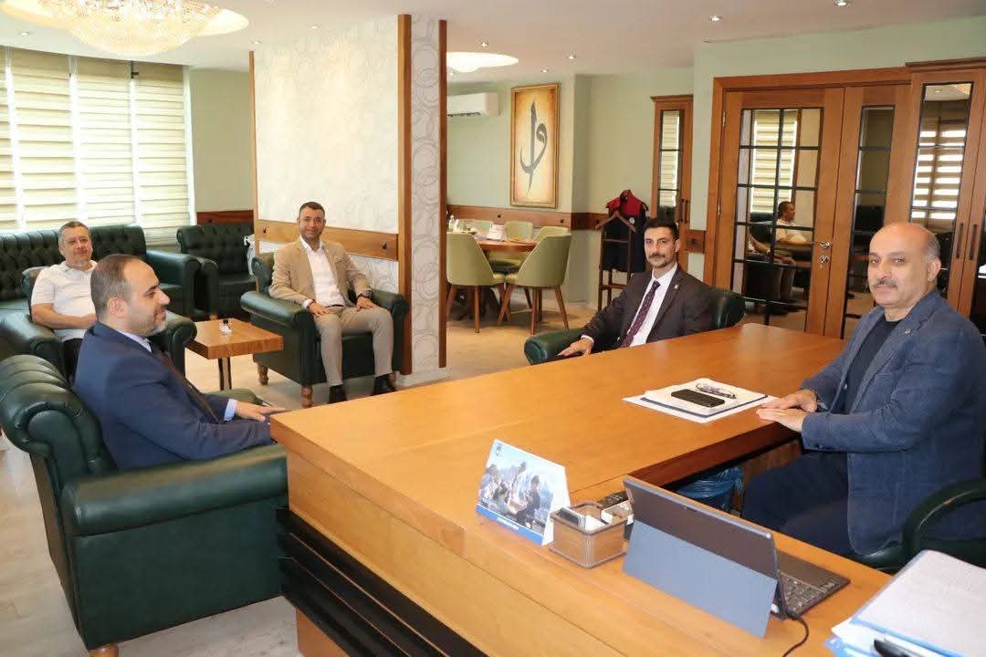 “İl Başkanımız ile birlikte Halkla İlişkiler Başkanımız Arifcan Gökalp Gök ve Medya Birim Başkanımız Fatih Samur Başkanımızla, Eğitim-Bir-Sen Başkanımıza ziyaret gerçekleştirdik. Verimli ve güzel bir istişare oldu. Misafirperverlikleri için teşekkür ediyoruz.”
#yenidenrefah