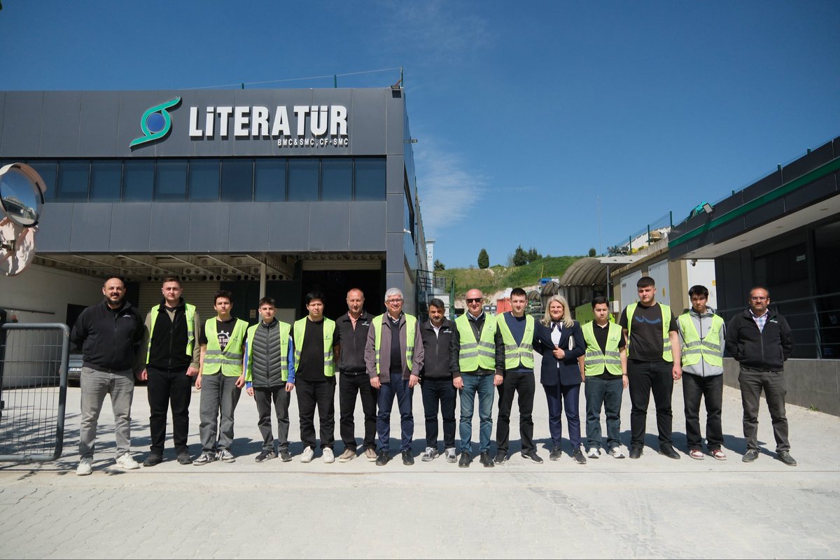 LtrKimya's tweet photo. Mimar Sinan Mesleki ve Teknik Anadolu Lisesi’nden değerli öğretmenlerimiz Süleyman Türedi, Levent Kaçmaz ve kalıp bölümü öğrencilerini fabrikamızda ağırlamaktan memnuniyet duyduk.

Ziyaret kapsamında üretim alanlarımızı gezdirerek preshanemizi, enjeksiyon presi bölümümüzü ve üretim süreçlerimizi yakından tanıtma fırsatı bulduk. Ardından showroom alanımızda tamamlanan ürünlerimizi ve kompozit sektöründeki uygulama alanlarımızı paylaştık.

Gençlerin üretim süreçlerini yerinde görmesi, sektörü daha yakından tanıması ve mesleki gelişimlerine katkı sağlaması bizim için oldukça kıymetli.

Nazik ziyaretleri için kendilerine teşekkür ediyor, eğitim ve sanayi iş birliğinin artarak devam etmesini temenni ediyoruz.