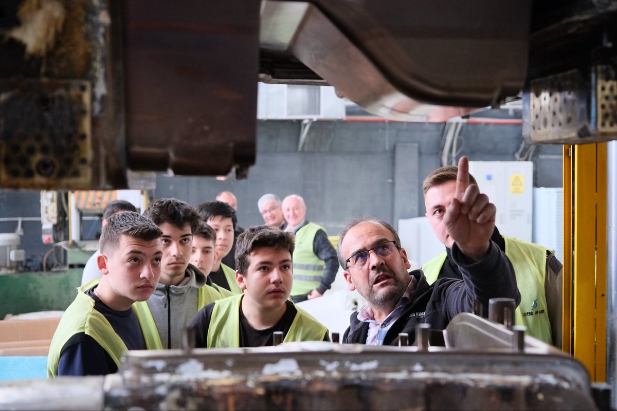 LtrKimya's tweet photo. Mimar Sinan Mesleki ve Teknik Anadolu Lisesi’nden değerli öğretmenlerimiz Süleyman Türedi, Levent Kaçmaz ve kalıp bölümü öğrencilerini fabrikamızda ağırlamaktan memnuniyet duyduk.

Ziyaret kapsamında üretim alanlarımızı gezdirerek preshanemizi, enjeksiyon presi bölümümüzü ve üretim süreçlerimizi yakından tanıtma fırsatı bulduk. Ardından showroom alanımızda tamamlanan ürünlerimizi ve kompozit sektöründeki uygulama alanlarımızı paylaştık.

Gençlerin üretim süreçlerini yerinde görmesi, sektörü daha yakından tanıması ve mesleki gelişimlerine katkı sağlaması bizim için oldukça kıymetli.

Nazik ziyaretleri için kendilerine teşekkür ediyor, eğitim ve sanayi iş birliğinin artarak devam etmesini temenni ediyoruz.