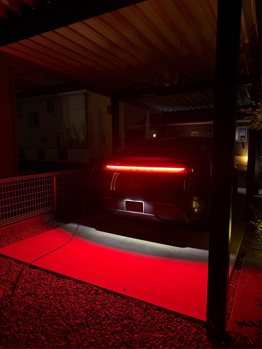 dana_pani817's tweet image. お尻もかっこいいね😎
そして、早速充電！
#テスラ #tesla