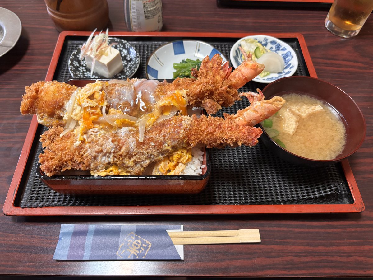 世間はお休みらしいですがお仕事でして。
会社のすぐ近くで大海老重いただきました
同級生の実家なのですが遊び行ってた時食べさせてもらったエビ丼よりエビがデカい！！