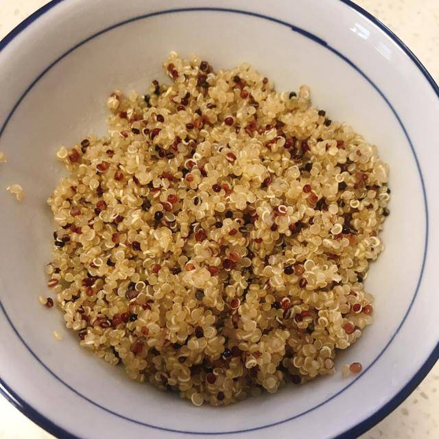 Roh_borr's tweet image. Swap 1 meal for this low-cal, high-protein bowl! Grilled chicken + quinoa + roasted veggies + olive oil drizzle. 30g protein, u003c400 cals, keeps you full 3hrs+. Perfect for weight loss!  #FatLossMeal #HealthyEating