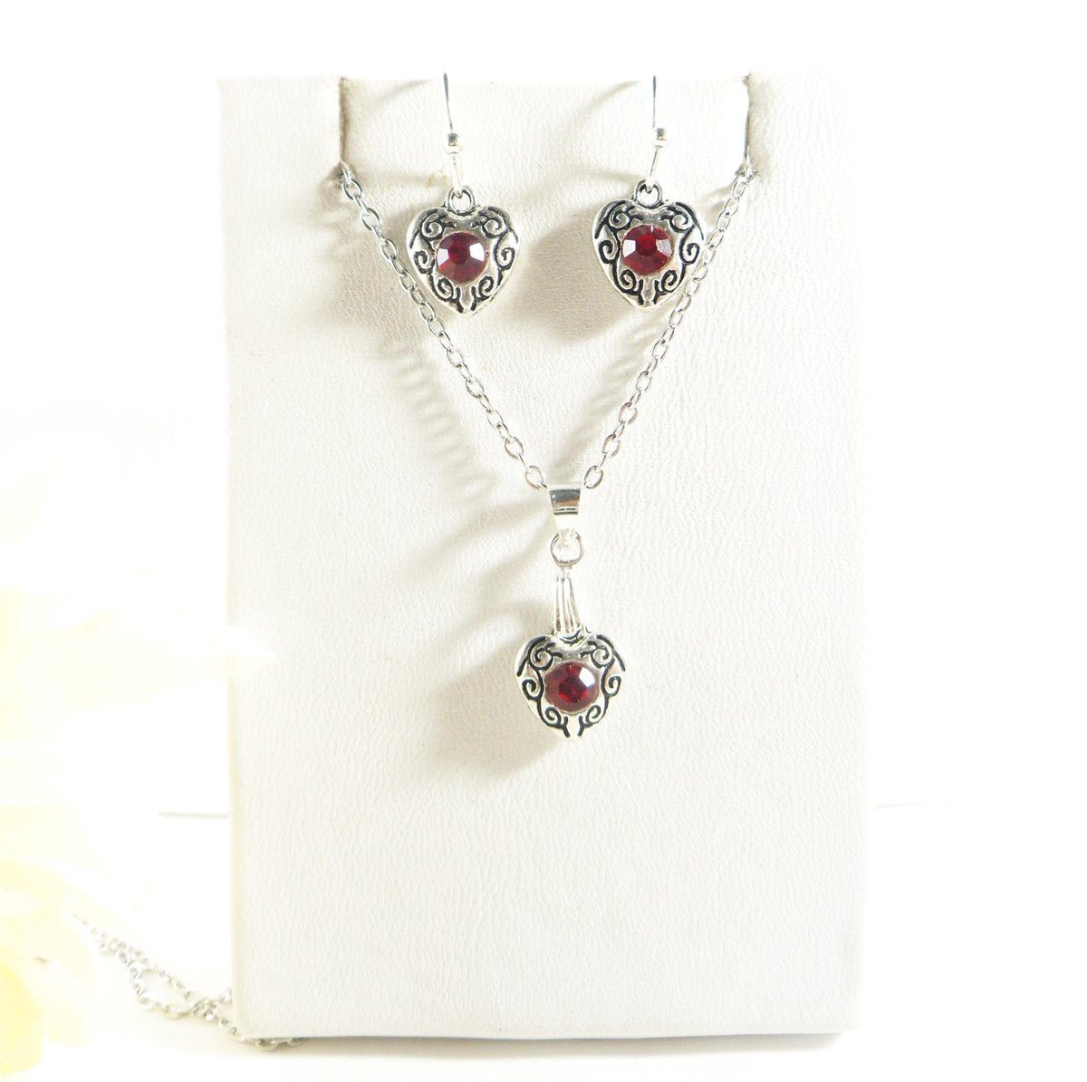 valroseshowers's tweet image. Red Swarovski Crystal Heart Earrings: Silver Plated Dainty Jewelry tuppu.net/2d8043c3 #EtsySeller #EtsyShop #SantaFe #NewMexico #GiftsUnder20