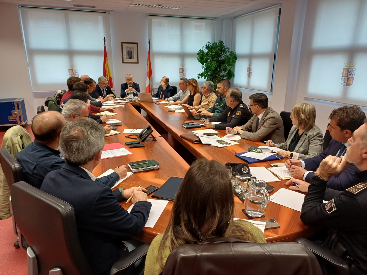 SubGobBUR's tweet image. 🟠El subdelegado del Gobierno, Pedro de la Fuente, en #Burgos ha participado hoy en el #CECOPI provincial convocado por la Delegación Territorial de la @jcyl tras la activación del PLANCAL para coordinar eventos y actividades en torno al #EclipseSolar 🌒del próximo 12 de agosto