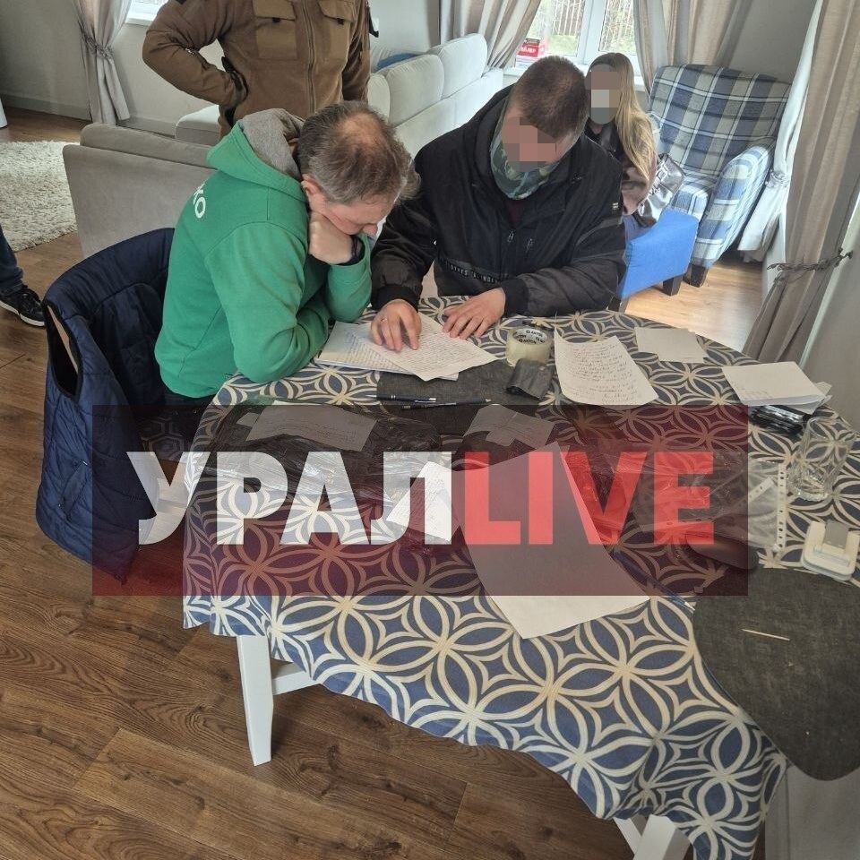 В Екатеринбурге задержаны двое яблочников.

Лидер отделения Максим Петлин и замглавы местного молодежного «Яблока» Егор Ткаченко сейчас без связи. 

Местные каналы, специализирующиеся на информации силовиков, опубликовали фото обыска у Петлина.

Причины преследования политиков