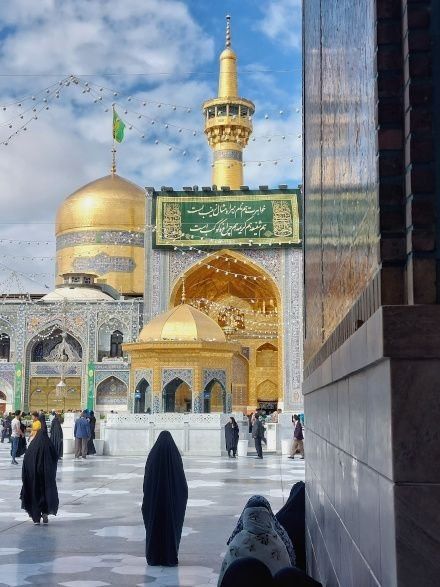 هرچند که غرق داغ و اندوه و غمیم
در سـایـهٔ نـور و در پـنـاه عـلمـیـم

ایران حرم است و محتـرم می‌ماند
ما با دل و جان مدافع این حرمیم

#ایران_امام_رضا 
#پناه_هشتم