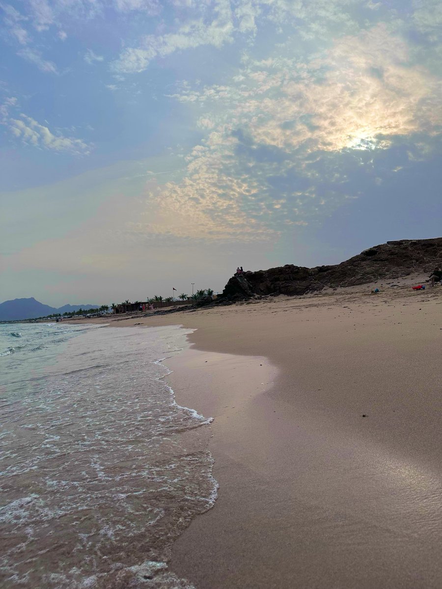 BisdakV's tweet image. When desert mountains meet the sea and the sun rises stunningly, we couldn’t help but savor the scenery before us.

Enjoying sunrise during a recent camp in Dibba, Fujairah.

#sunrise #beach #desert #countryside #UAE #camping #nature