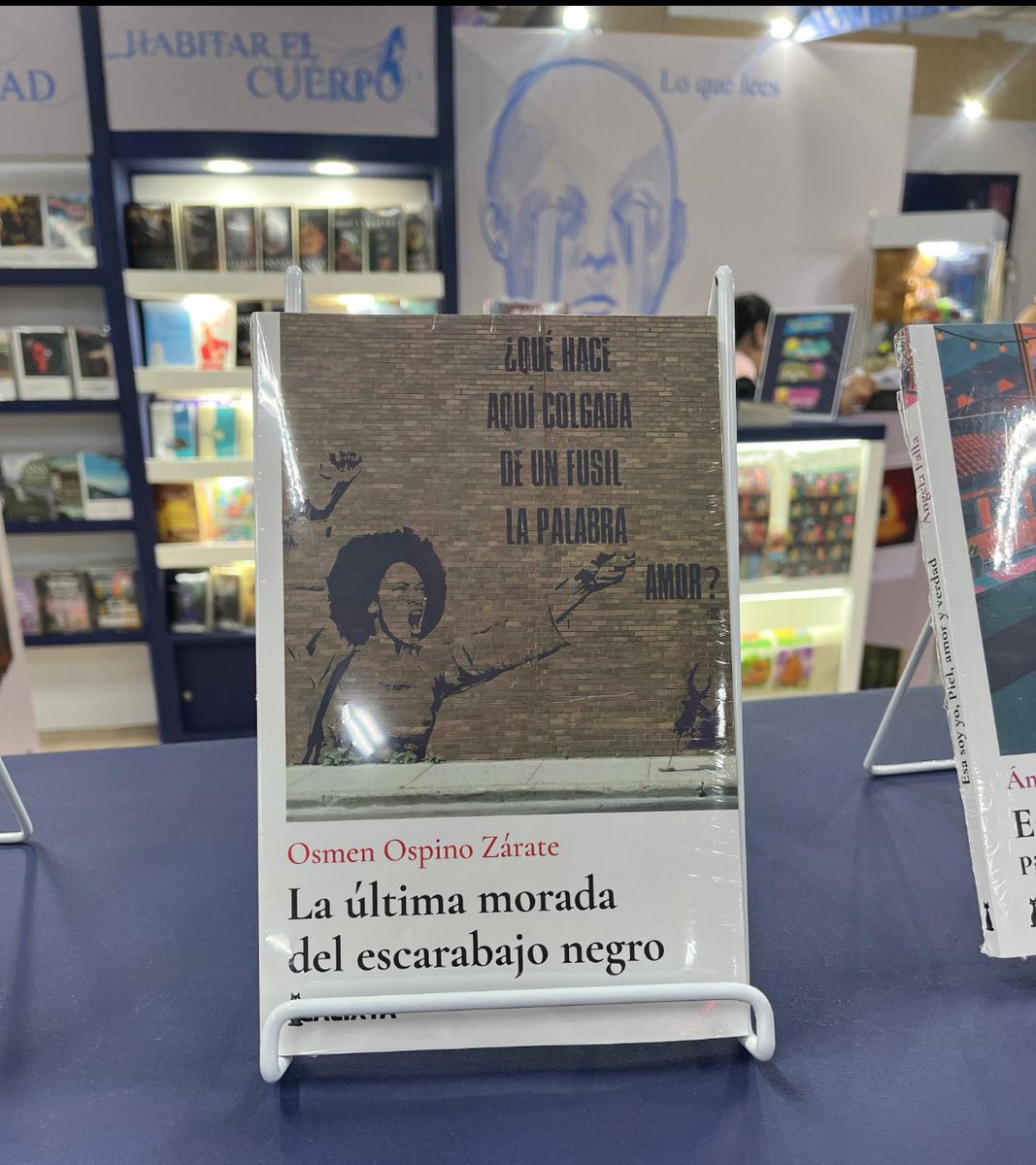 osmenw's tweet photo. Mi novela en el stand de Calixta editores en la Filbo 2026. Se ve bien. https://t.co/Ro7xIdwaQp
