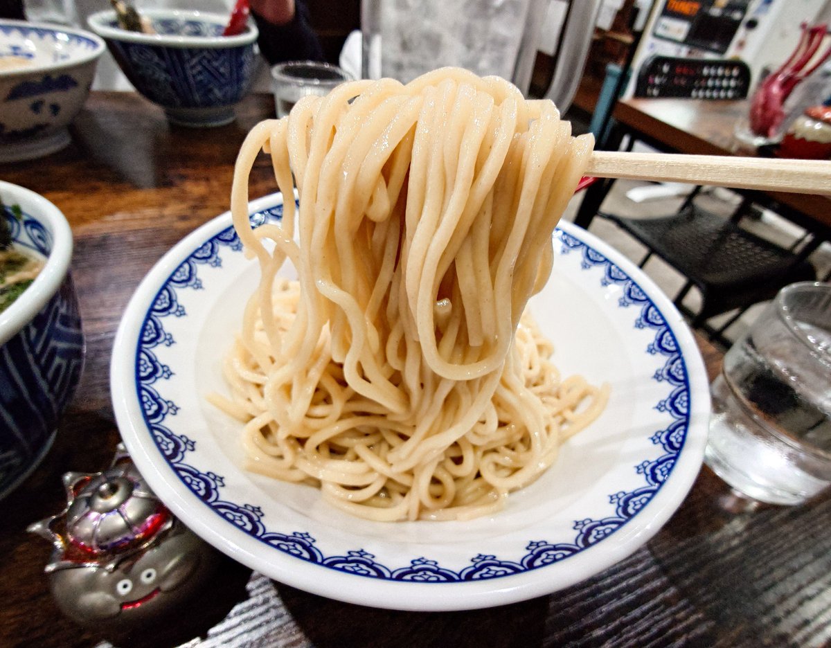 chapynonisemono's tweet photo. 雪ぐに @中田
[限定]新麦を味わう煮干し出汁の味噌つけ麺のり　
フレッシュな渋い香り。小麦全開の味わいで、強く締められぼきっとした歯応え。味噌の麹感と煮干のバランス良い組み合わせに浸すと一気にもちっと化ける主役の麺。岩のりも良いがこのつけだれには板のりが合う。秋にしか味わえない逸杯。 https://t.co/InQXNypHxW