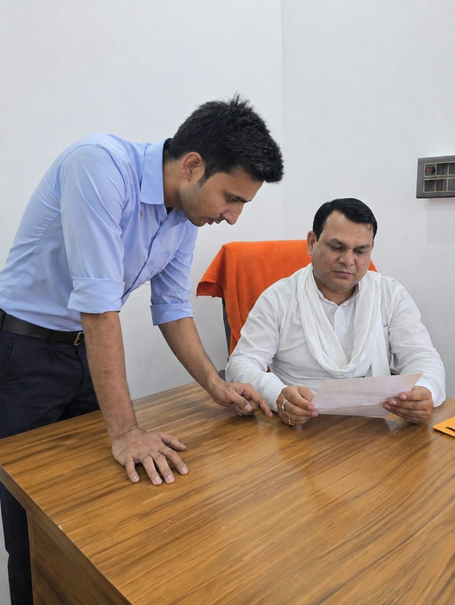VijaySingh27091's tweet photo. आपका हार्दिक आभार @PragyaLive मैम कि आपने हम सभी की आवाज को सभी के सामने रखा है ,मुख्यमंत्री श्री @myogiadityanath जी,कृपया 2000+ पद वृद्धि, marks show और waiting list पर निर्णय लेकर न्याय दें
#UPSI_INCREASE_2000_POST
#UPSI_GIVE_SCORECARD
#UPSI_GIVE_WAITING_LIST https://t.co/VC0vn9we6N