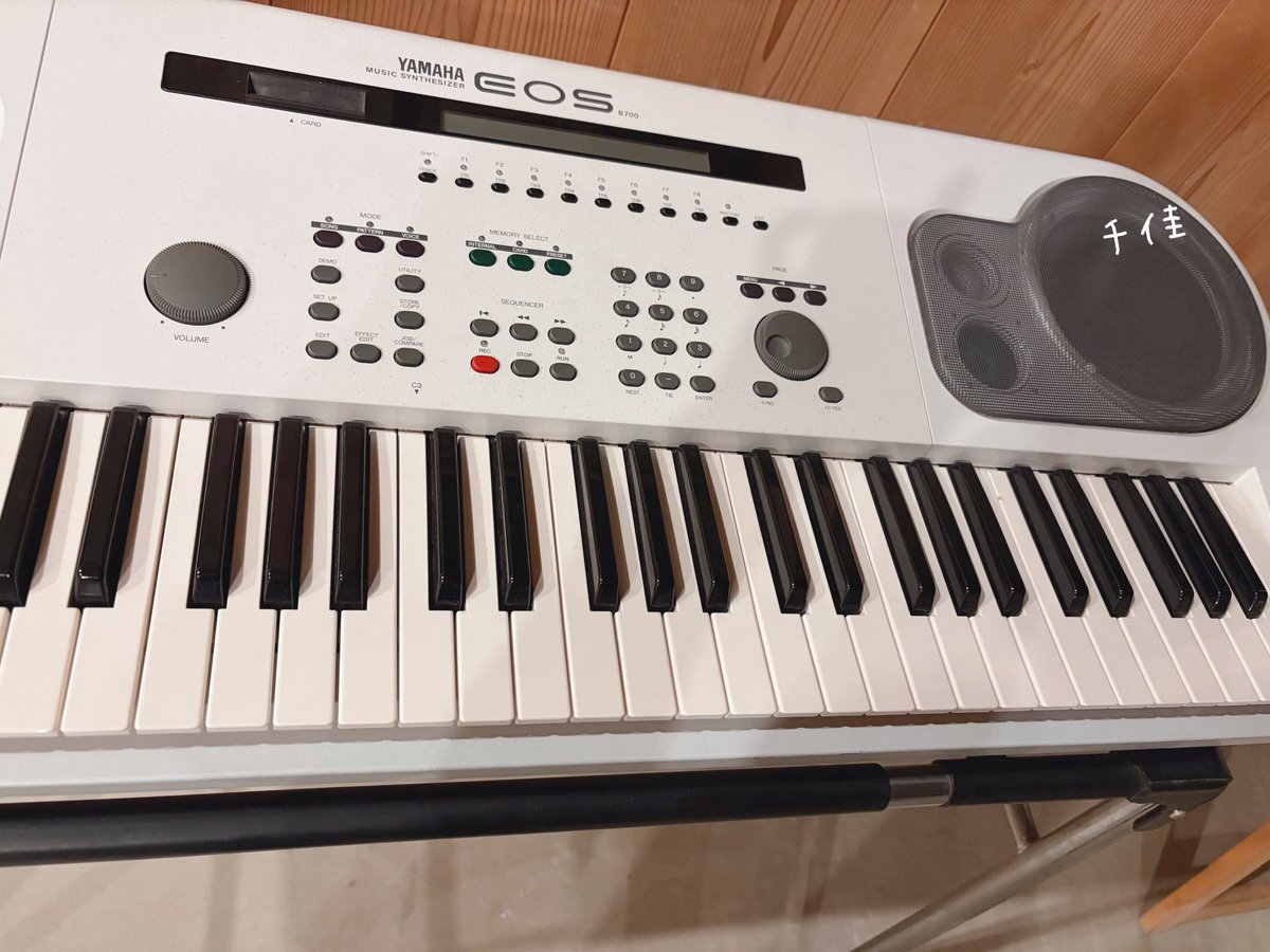 Aimerjuri's tweet photo. やっとこちらに
持ってこれました😭
私の思い出が詰まってる
EOS B700🎹
明日ゆっくり久しぶりに触ってみます。
#EOSB700
@tetsuyakomurotk https://t.co/pxhkkt0hX2