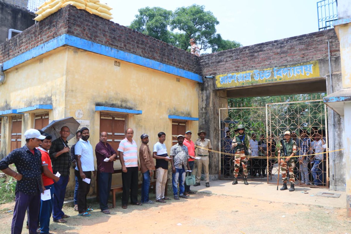 CEOWestBengal's tweet image. CAPF security personnel in position of polling stations under Purba Bardhaman district of West Bengal.
#WBLA2026 #Phase2 #Security
@ECISVEEP
@SpokespersonECI
@PIBKolkata
@airnews_kolkata
@PurbaSveep