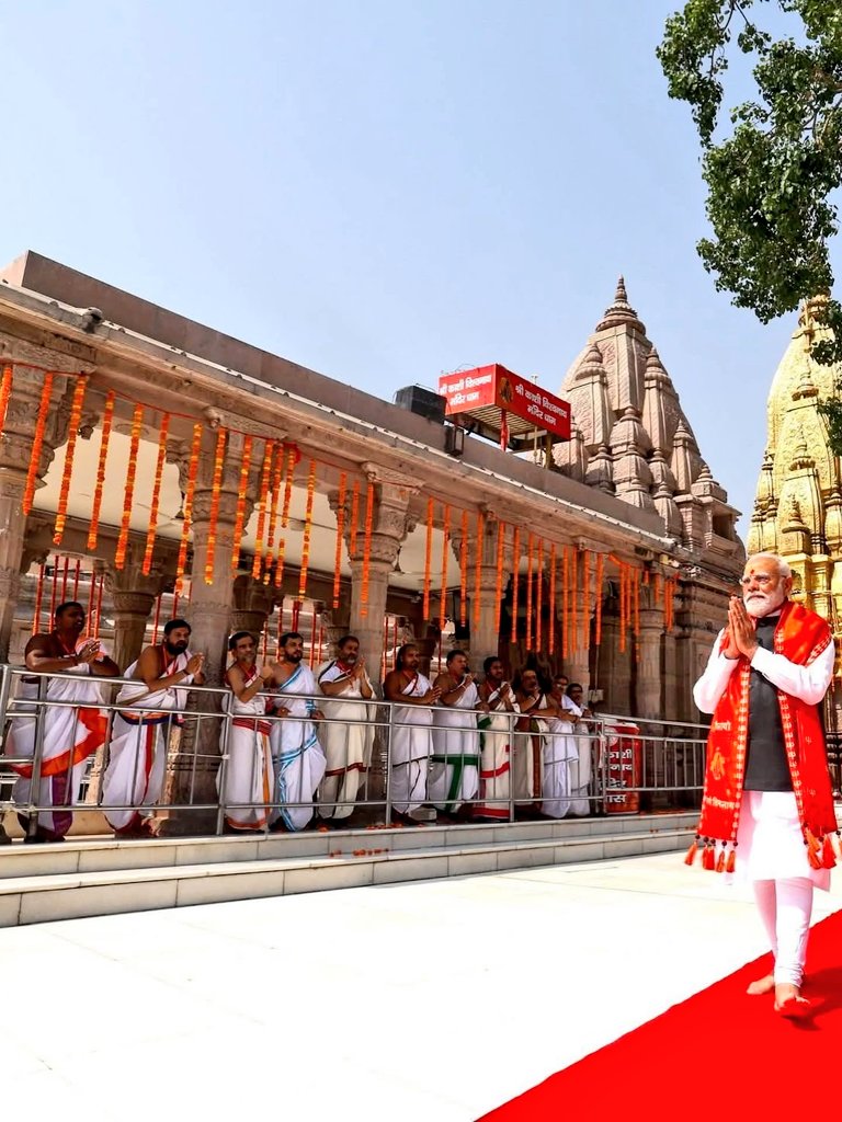 Dhajaykhari4bjp's tweet image. काशी विश्वनाथ मंदिर वाराणसी में माननीय प्रधानमंत्री श्री @narendramodi जी ने दर्शन-पूजन किया 🚩

#NarendraModi #BJP4UP #modiji #trendingnow