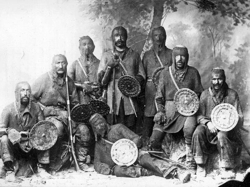 19世紀、鎖帷子を着込み剣と燧石銃で武装した、ジョージア北東部ヘヴスレティの戦士。
キリスト教と伝統宗教の混淆した信仰を守るコーカサスの山岳民族は領主貴族の支配を拒絶し、評議会による自治を行った。 