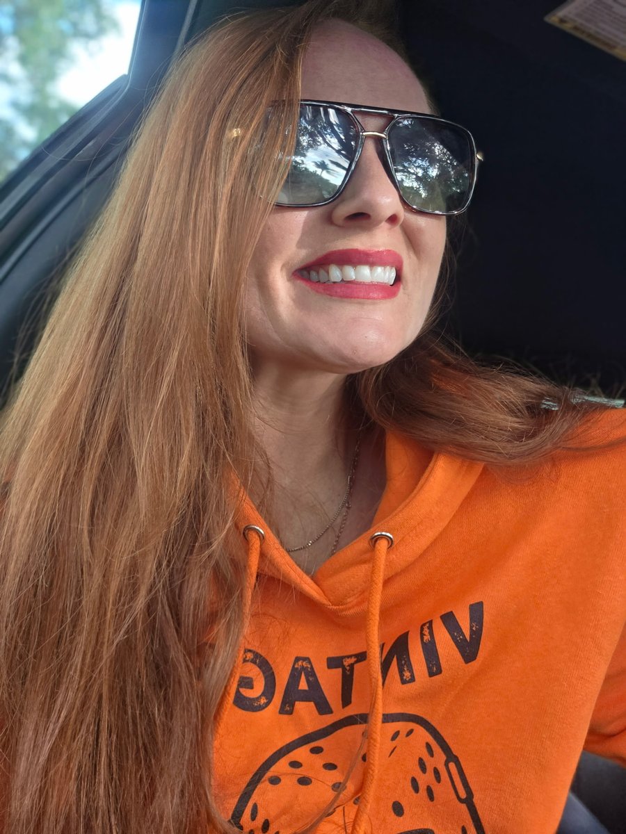 ENeiberger's tweet photo. Orange shirt ☑️
Orange hair ☑️
#IgniteTheOrange https://t.co/yulTyECLs6