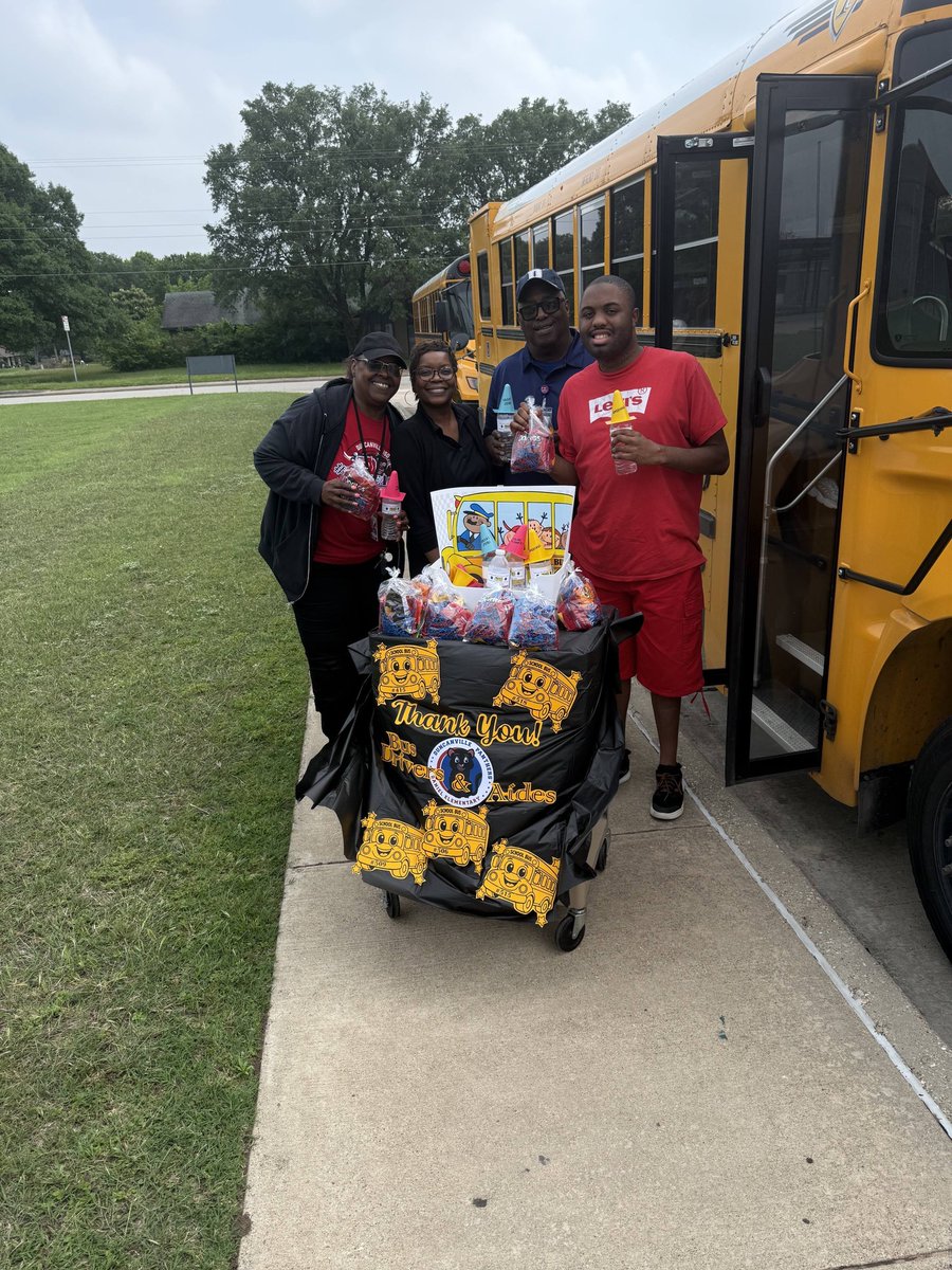 DanielElem_'s tweet photo. Yesterday, we showed appreciation to our Duncanville Transportation bus drivers. Thank you for everything you do everyday. @REHdz79 @DuncanvilleISD https://t.co/oj2shc1eUC