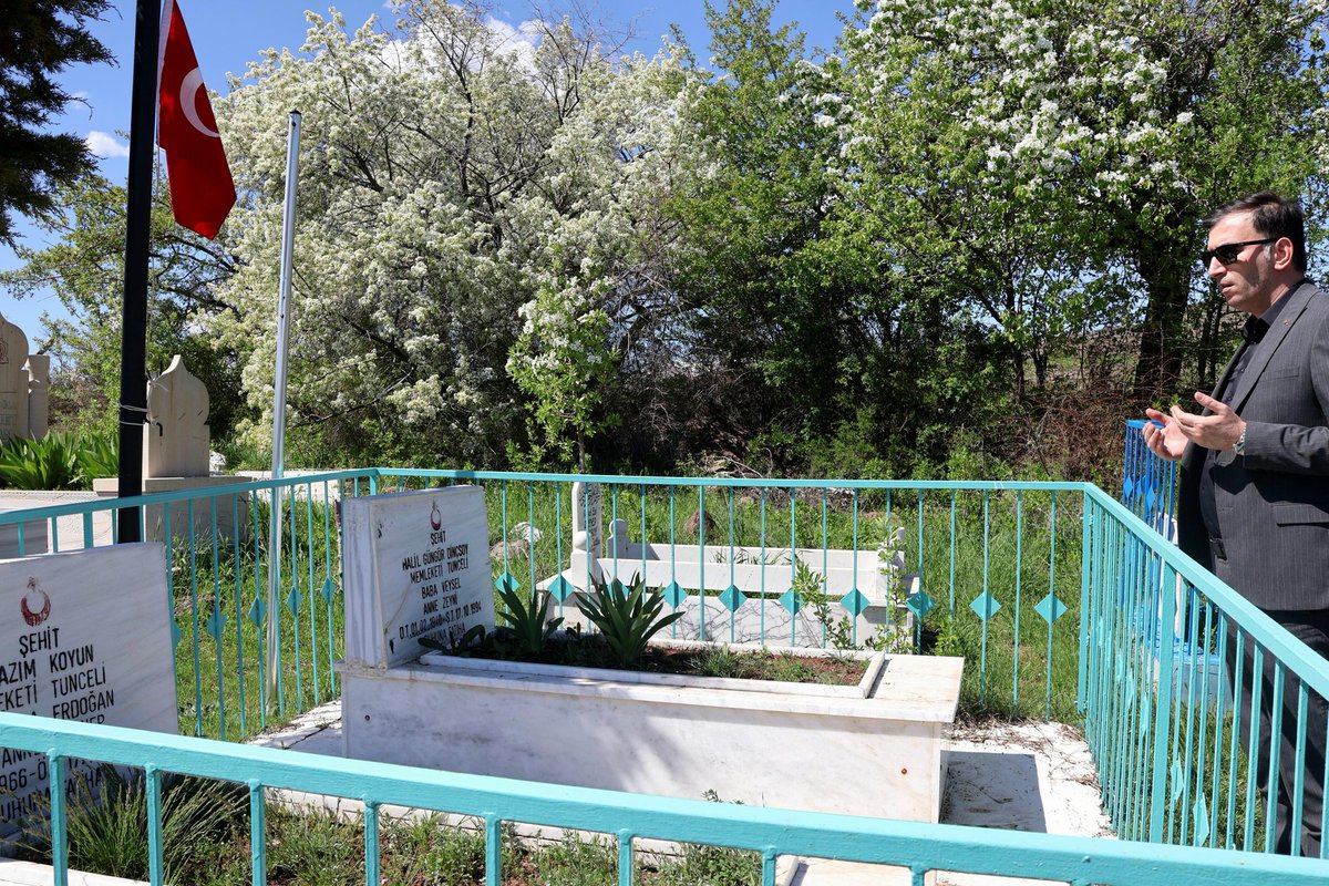 CemisgezekG's tweet photo. 🇹🇷 Kaymakamımız Sn.Levent Küçük,Cebe köyü Müştak Mezrasında medfun aziz şehitlerimiz GK Halil Güngör Dinçsoy ve GK.Kazım Koyun’u kabirleri başında dualarla andı.
Şehidimizin annesi Zeynep Koyun ve ailesini de ziyaret ederek taleplerini dinledi,hasbihal etti.
@leventkucuk_ https://t.co/xpsmPgyomk
