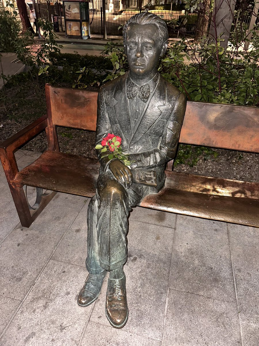 RukirinJP's tweet photo. グラナダには、偉大な歴史上の人物たちの像がたくさん並んでる通りがあるの✨ 夜になると、なんだか少し寂しそうに見えて… 一緒に座って、のんびり時間を過ごしたくなっちゃった🌙💭 その中には、Federico García Lorcaの像もあったよ🤍 https://t.co/Ir5vuAQJ0z