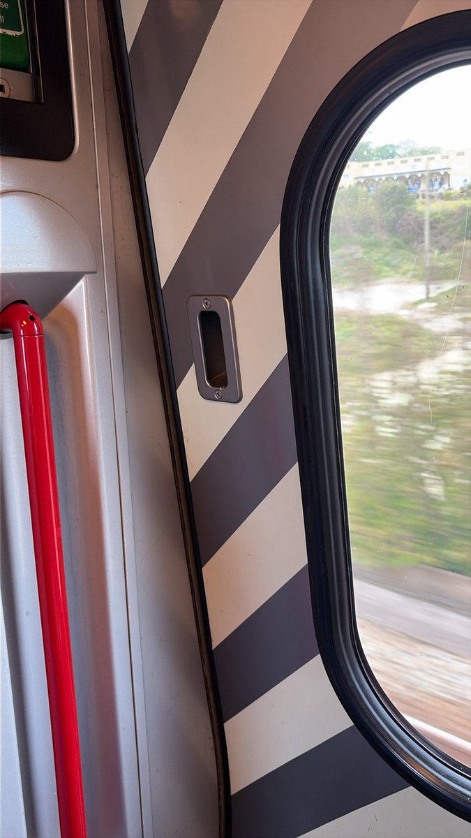 devine1974's tweet photo. @CrossCountryUK Your business practice of halving trains from 8 to 4 coaches at Exeter or Bristol TM, without prior notice, to customers is becoming a pattern of behaviour and your paying customers are not happy, I can hear them are you listening?
😤 @TheManInSeat61 https://t.co/XVCuv0qzHh