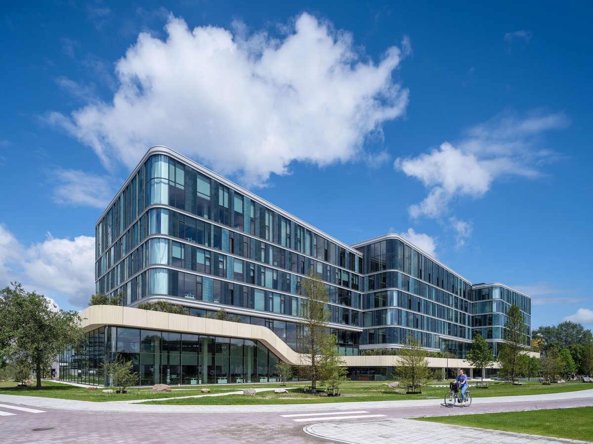 Archello's tweet image. Mediavaert, the DPG Media headquarters in Amsterdam-Duivendrecht by @teamVarch , advances a timber-hybrid system where glulam columns and floors work with minimal steel and concrete cores. 
archello.com/project/dpg-me… 

#TimberHybrid #LowCarbonDesign #MaterialInnovation
