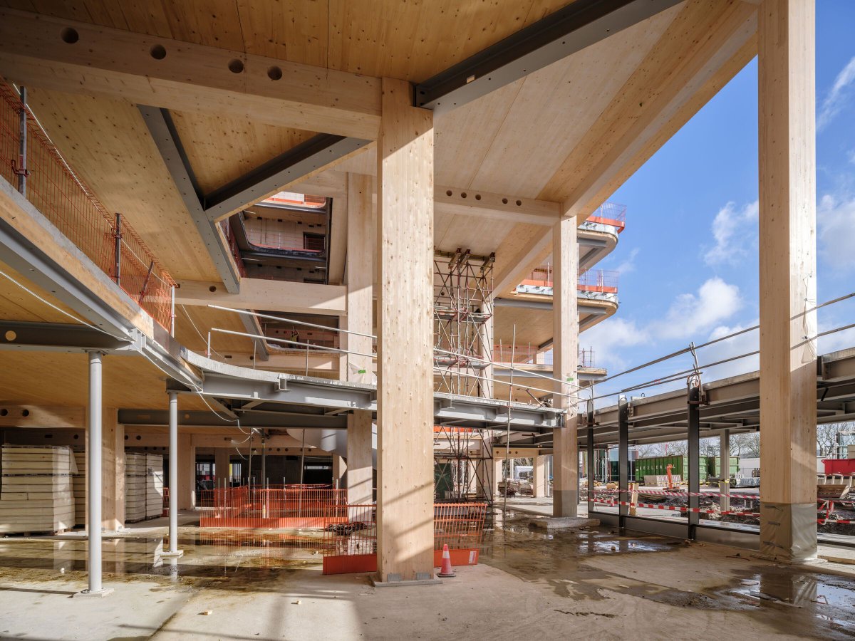 Archello's tweet image. Mediavaert, the DPG Media headquarters in Amsterdam-Duivendrecht by @teamVarch , advances a timber-hybrid system where glulam columns and floors work with minimal steel and concrete cores. 
archello.com/project/dpg-me… 

#TimberHybrid #LowCarbonDesign #MaterialInnovation