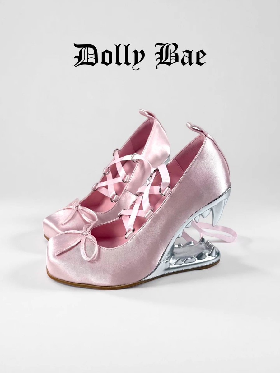 Fang Ribbon Ballet Shoes - Pink 
manus-machina.com/collections/ne… 
一歩踏み出すたび、優雅さと野性が交錯する――牙を纏った、静かなる捕食の靴。繊細なリボンとレースアップが絡み合い、可憐なバレエシューズのような表情を見せながらも、その足元には鋭く並ぶ“牙”のヒール。