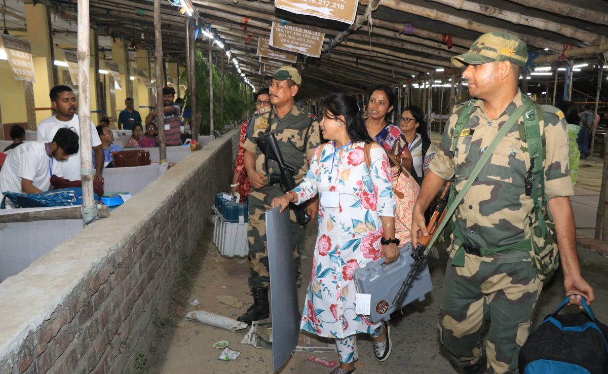 Women Polling personnel returning to the RC at 124 Basirhat Dakshin ...