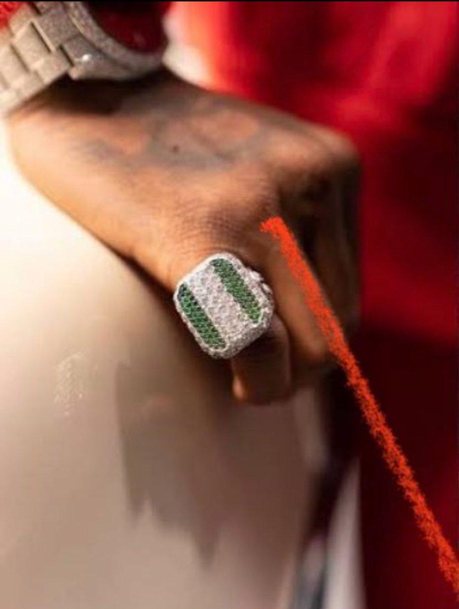 Lemaere's tweet image. Fan love fan love 😂😂😂😂💔

Wizkid (2020)                                Copychella  ( 2024)