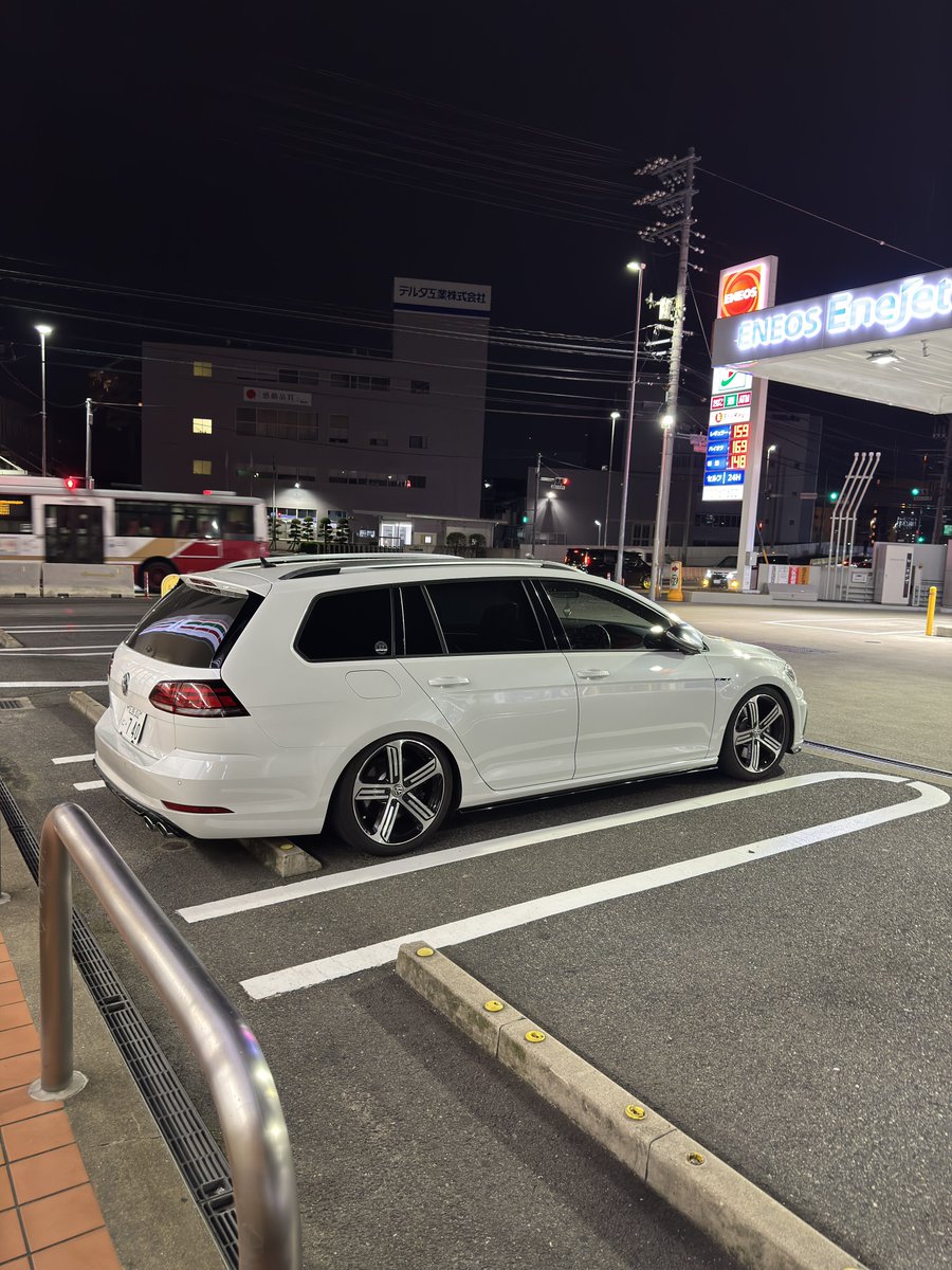 じーつー tweet media
