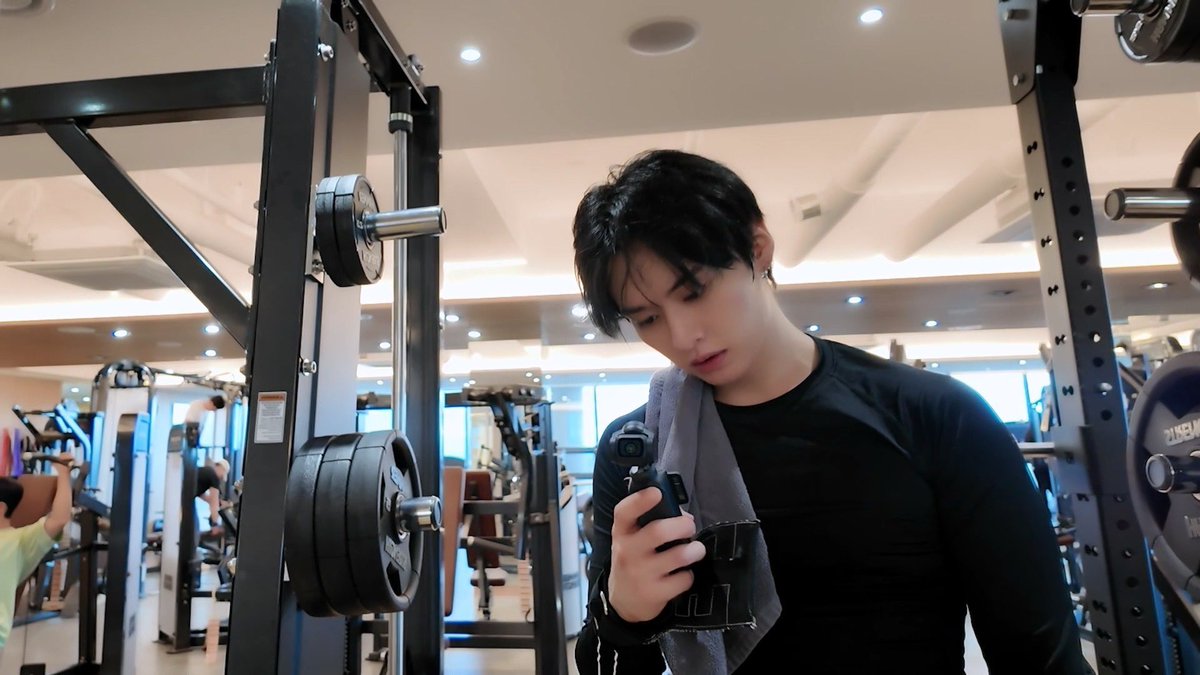 LeeKnowBrasil's tweet image. ↱#YOU 🐰 29.04.26↲ BOM DIA??? Hoje fomos surpreendidas por mais um LEE KNOW LOG na academia 👀
Uma ótima maneira dia de começar o dia 🏋️

Ps. Ele tá lindo nessa thumbnail né?

🔗: youtu.be/xLS8uwWt1I4 

#스트레이키즈 #리노 #LEEKNOW #StrayKids @Stray_Kids 💐