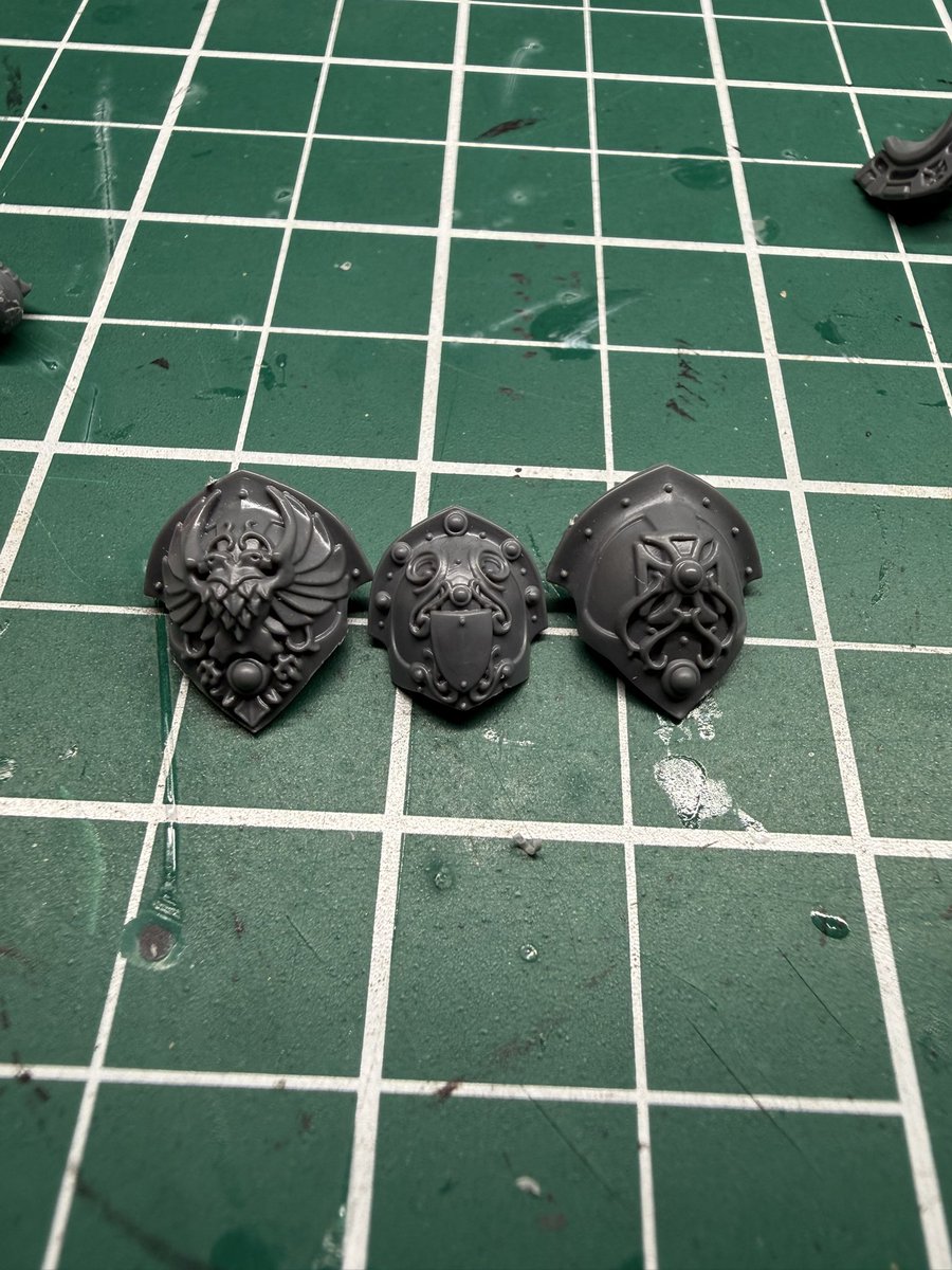 EWargamingF's tweet photo. Even though there are some differences in scale between the #HorusHeresy #Custodes vs the #40k Custodes, all in all, the scale’s very similar! I plan on using them in 40k also! https://t.co/ajiQAGMB34