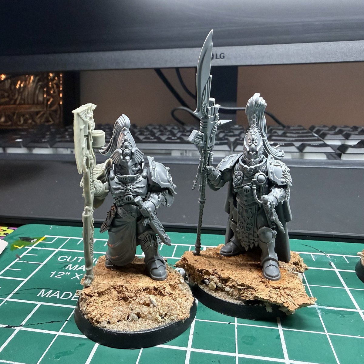 EWargamingF's tweet photo. Even though there are some differences in scale between the #HorusHeresy #Custodes vs the #40k Custodes, all in all, the scale’s very similar! I plan on using them in 40k also! https://t.co/ajiQAGMB34