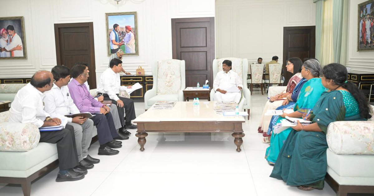 Bhatti_Mallu's tweet photo. రాష్ట్ర ప్రభుత్వ ఉద్యోగుల సంక్షేమమే ధ్యేయంగా పెండింగ్ బకాయిల కోసం ఈరోజు 1000 కోట్ల రూపాయల నిధులను విడుదల చేయడం జరిగింది. గతంలో ఇచ్చిన హామీ మేరకు ప్రతి నెలా కేటాయించే 700 కోట్ల రూపాయలను, ఉద్యోగుల ఆర్థిక అవసరాల దృష్ట్యా 1000 కోట్ల రూపాయలకు పెంచుతూ నిర్ణయం తీసుకున్నాము.

ఈ నిధులతో అక్టోబర్ 2025 వరకు పెండింగ్‌లో ఉన్న రిటైర్డ్ ఉద్యోగుల జీపీఎఫ్ బకాయిలన్నింటినీ పూర్తిగా క్లియర్ చేయడం జరిగింది. అలాగే ఉద్యోగుల మెడికల్ బిల్లులను ఎలాంటి జాప్యం లేకుండా ఎప్పటికప్పుడు చెల్లించాలని ఆర్థిక శాఖ అధికారులను ఆదేశించడమైనది.

ఉద్యోగులు ప్రభుత్వంలో అంతర్భాగమని, వారి దీర్ఘకాలిక సమస్యల పరిష్కారానికి మా ప్రభుత్వం కట్టుబడి ఉందని తెలియజేస్తున్నాను.