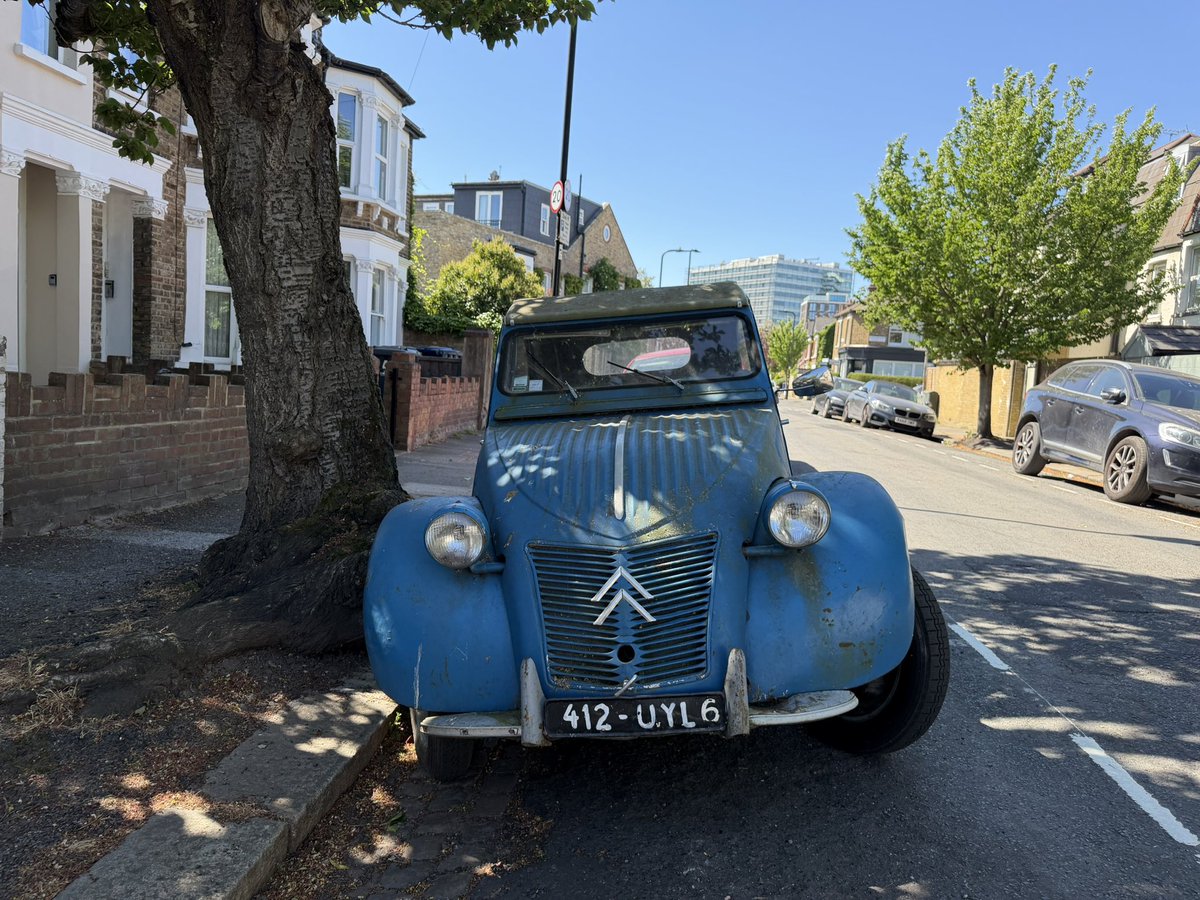London_W4's tweet image. Just driven my wonderful Citroen 2cv across Chiswick, London. Built in 1957, I bought this car in Belfast and drove it back via Liverpool. That was an adventure, I can tell you. Anyway, the sun is shining now and if you want to buy it off me, I’m very open to offers. Genuinely.