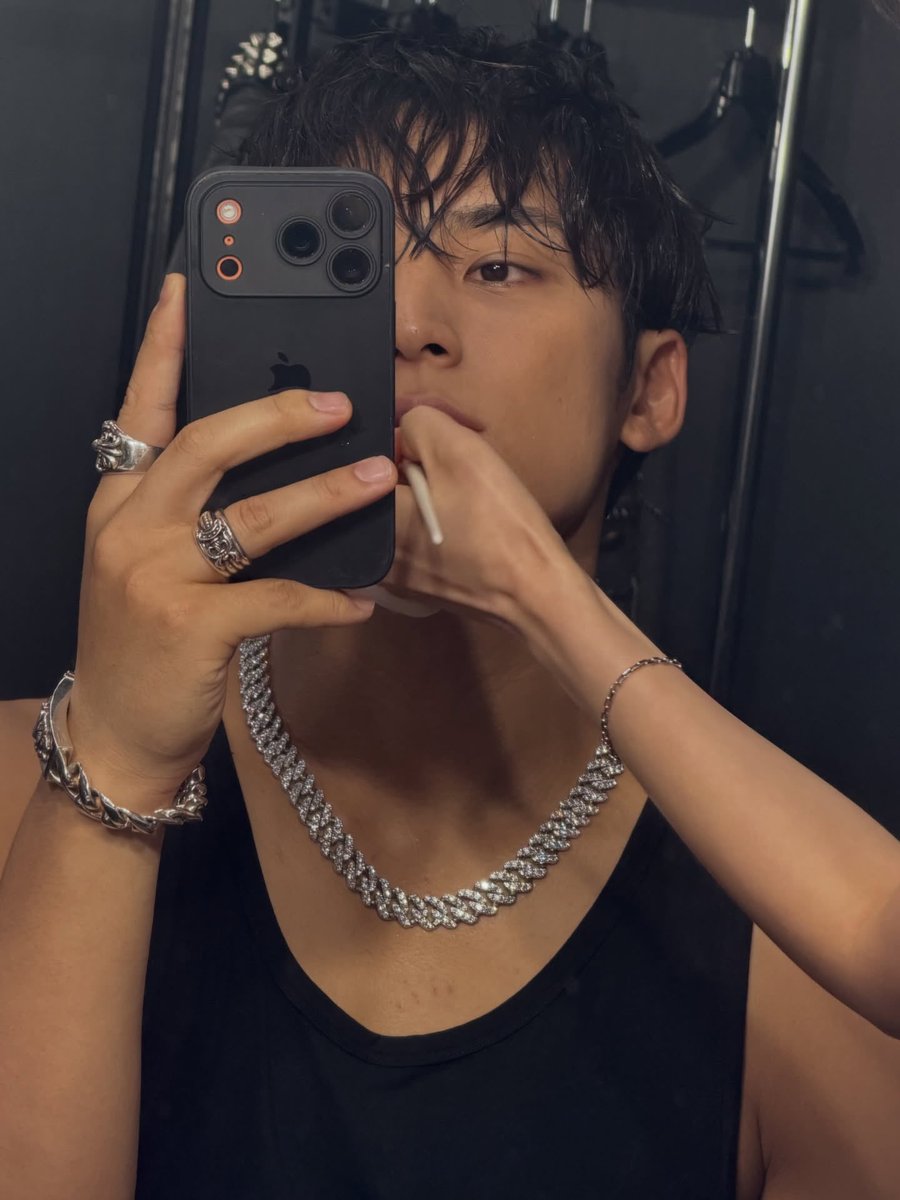 Mingyu takes the best mirror selcas