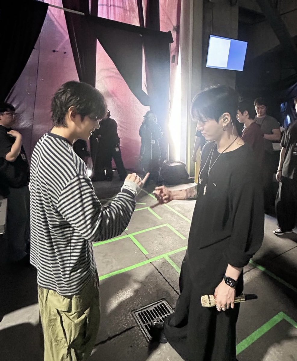 ellie (^‿^✿) is seeing bts ⟬⟭ tweet media