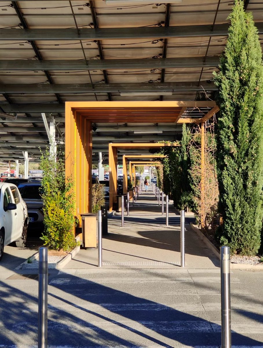 EtwTerp's tweet photo. Répétitions et alignements...
Carrefour Le Salamandrier, Draguignan
1er avril 2026
#mathsartist #mathpics #maths #geometrie #geometry #alignement #perspective #repetition #draguignan
🔶 RV sur Instagram:
📸🖍️MATHS_ARTIST✏️🎨https://t.co/huEfGDmtXA… https://t.co/5byZwm8sp1