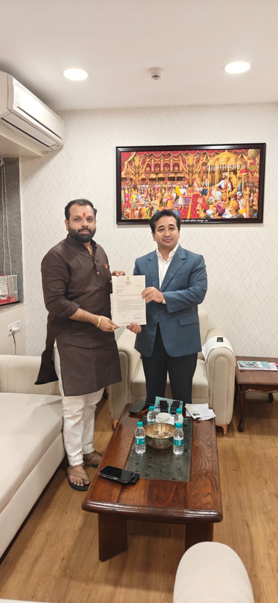 विधानपरिषद आमदार श्री. विक्रांत पाटील यांनी मत्स्य विभागातील कामानिमित्त आज मंत्रालयात मत्स्यव्यवसाय व बंदरे विकास मंत्री मा. श्री. नितेशजी राणे यांची भेट घेतली.
<a href="/NiteshNRane/">Nitesh Rane</a>