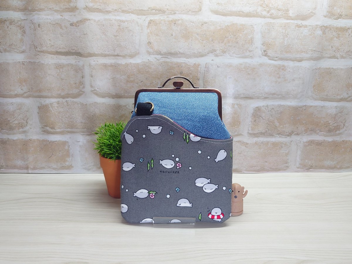 👛がま口柄違いコーデ👛

柄:リトルアニマル
キーウィ、サカバンバスピス、ハシビロコウ

同じシリーズで柄違いがあるので、お友達やご家族とお揃いにできたりします！
※セットではありません
#ハンドメイド
#がま口
#arteVarie
#アルトヴァリエ