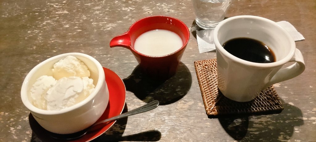 qnoissan's tweet image. 雨が 降ったり止んだり
出鼻をくじかれたが
夕方からノンビリと外出

隠れ家的 #ジャズ喫茶 で
コッソリ 静かに過ごす (寛)

"甘酒アイス"
 (旧名: 甘酒アフォガード) がおいしい！
 …合うんですよ コレが (美味)

#COFFEE は
とっておき "おいしいエチオピア" で

#カフェ #喫茶店  #キジトラ珈琲舎