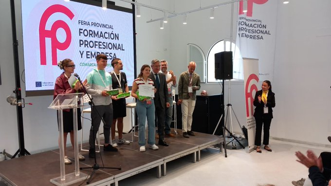 cadesevilla's tweet image. 🎉Ya tenemos ganadores... #Hackathon 'Feria Provincial de Formación Profesional y Empresa de La Campiña' 📍#Arahal

👏Enhorabuena al equipo 4: Sostesur de cabañas sostenibles fabricadas con desechos provenientes de la agricultura.

🫶¡Gracias a todos los participantes!