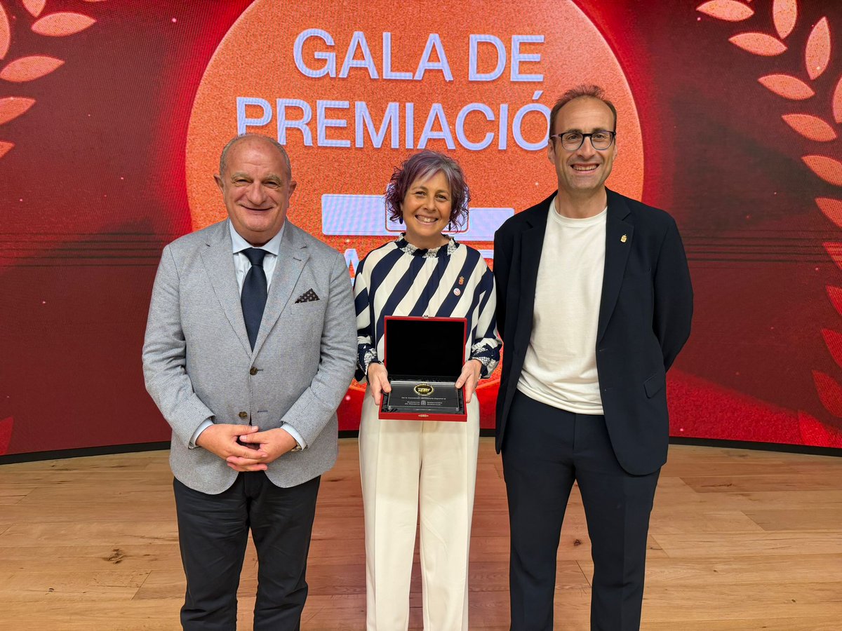 CarmeloRFEP's tweet photo. Ayer por la noche tuve el placer de asistir a la preciosa Gala de Premiación de @depespana ✨ 

Fue un honor poder entregar algunos de los premios como vicepresidente de ADESP, especialmente el concedido a Rebeca Esnaola, Consejera de Deportes del @gob_na 👏 

#ADESP #GalADESP https://t.co/KfLmdJNY7q