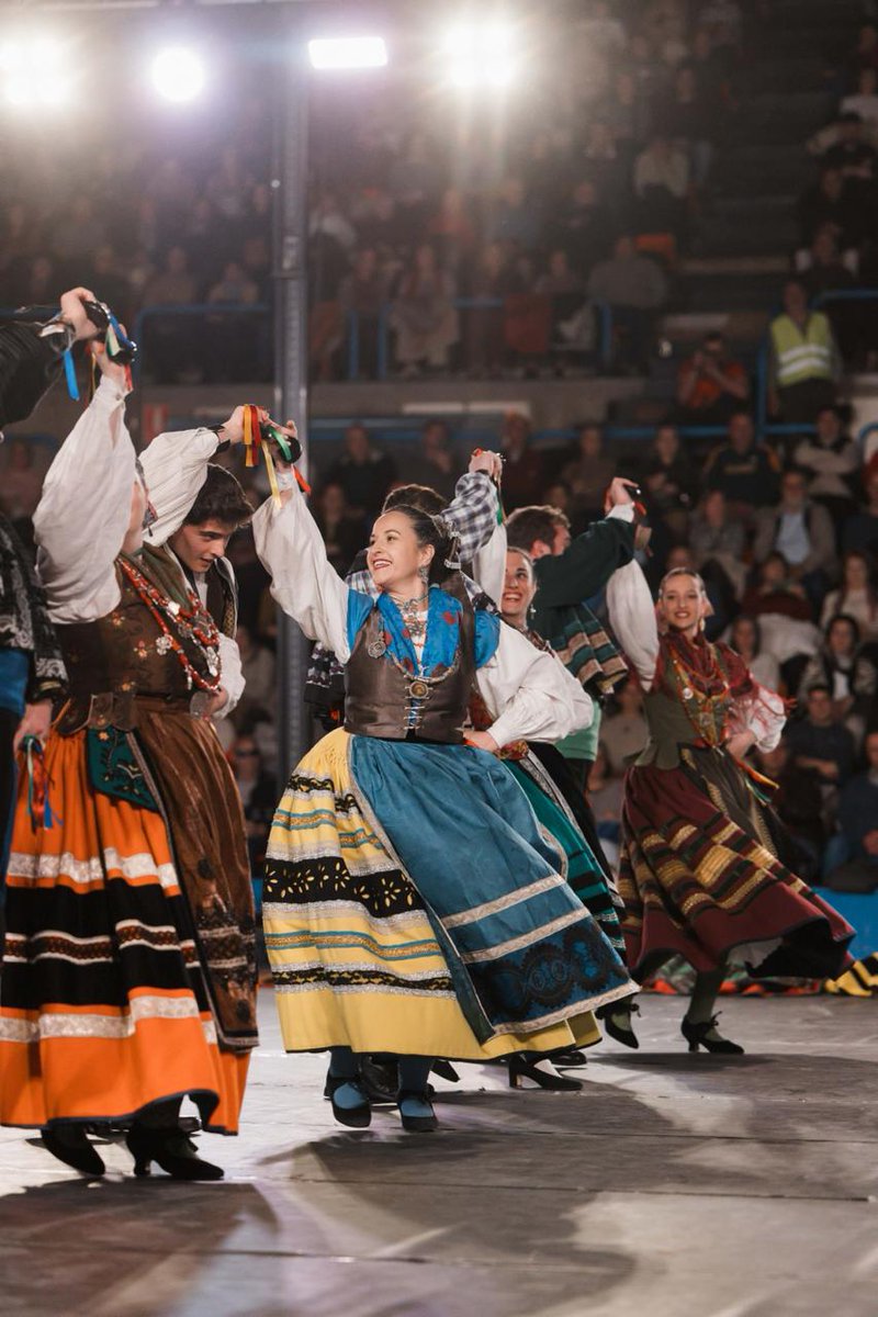 SanPabloBurgos's tweet photo. Hoy es el #DíaMundialDeLaDanza 💃🕺

Y el sábado lo celebraremos en el Coliseum con la actuación en el descanso de Danzas Burgalesas Tierras del Cid del Círculo 🙌 https://t.co/xjwQTEgTyg