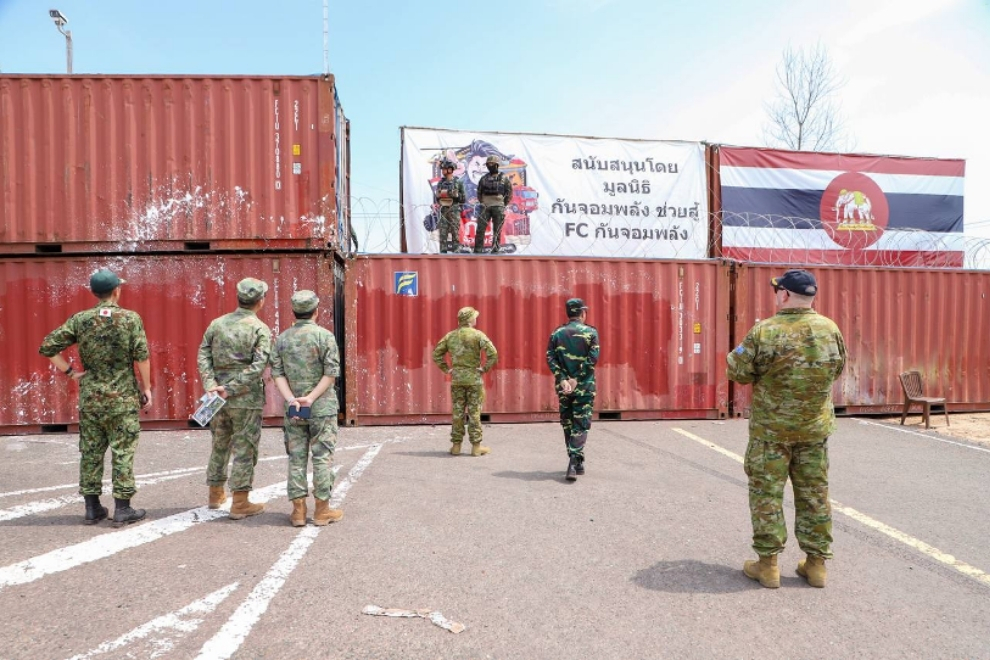 KemSokhorn_st's tweet image. Containers Cannot Cover the Truth: Thailand’s Shameful Occupation of Cambodian Territory

#opinion

The image speaks with painful clarity. A line of red shipping containers, razor wire, Thai national symbols, military presence and foreign military attachés standing as witnesses.
