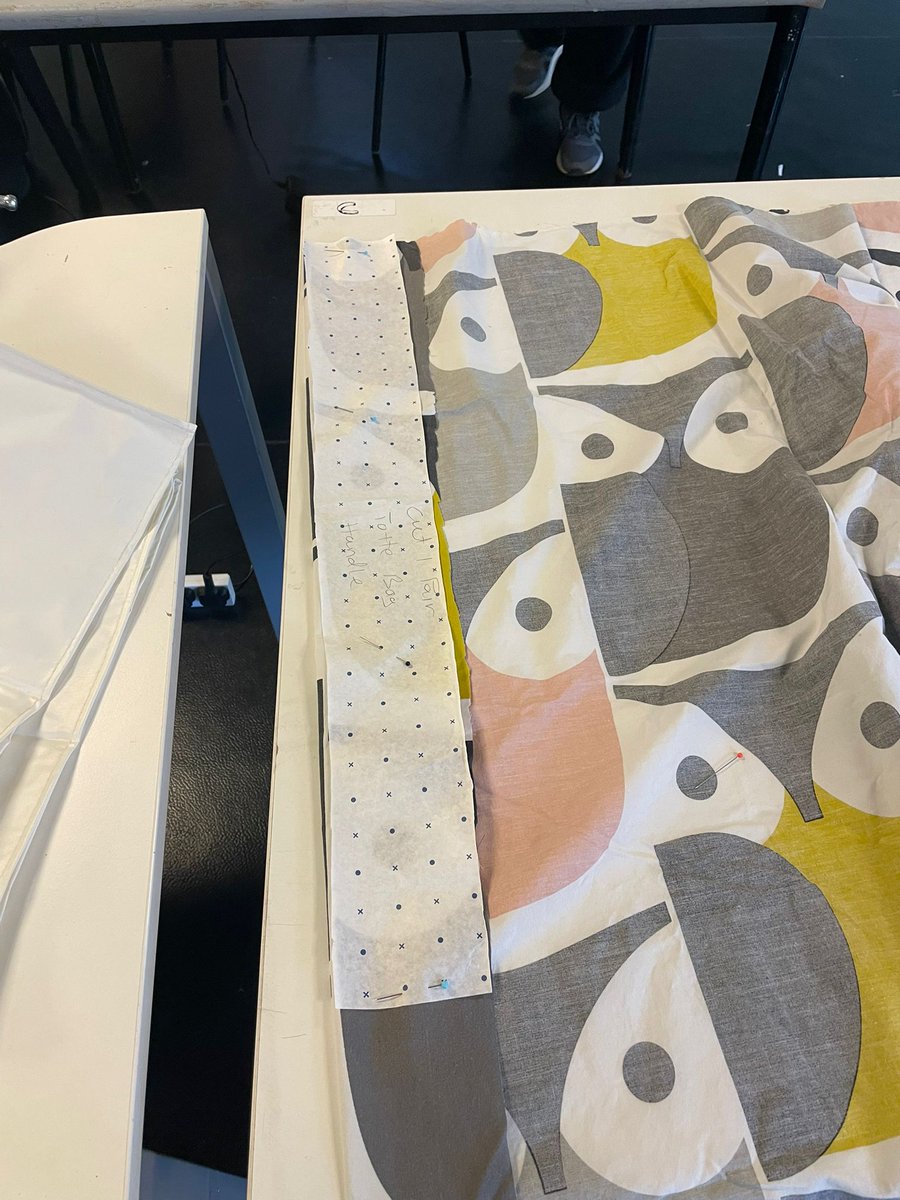 KundakalaOrg's tweet photo. Our Islington Make and Mend participants have now started on their tote bag designs. Such lovely fabrics!

#kundakala #makeandmend https://t.co/526BPLsk3Z