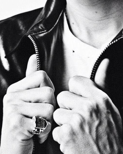 Alex Turner’s hands tweet media